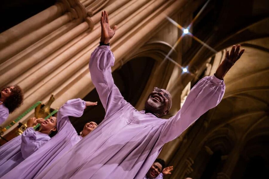 American Cathedral - Paris: Gospel Dream - The 8:30 p.m. show: mauve choristers, a cappella starts strong