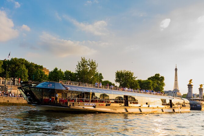 Bateaux Mouches Dinner Cruise on the Seine River in Paris - Your night route: Paris landmarks, framed by river light