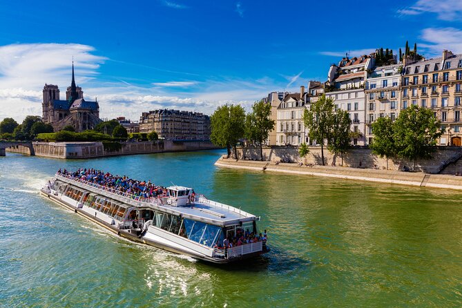Bateaux Mouches Sightseeing Cruise in Paris with Champagne - Port de la Conférence: the easy start point for a first Paris cruise
