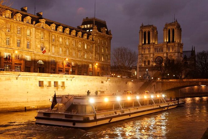 Bateaux Mouches Sightseeing Cruise in Paris with Champagne - Live multilingual narration: the value and the orientation challenge