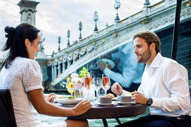 Bateaux Parisiens Seine River Gourmet Lunch & Sightseeing Cruise - The onboard vibe: live music, photo chances, and how it feels