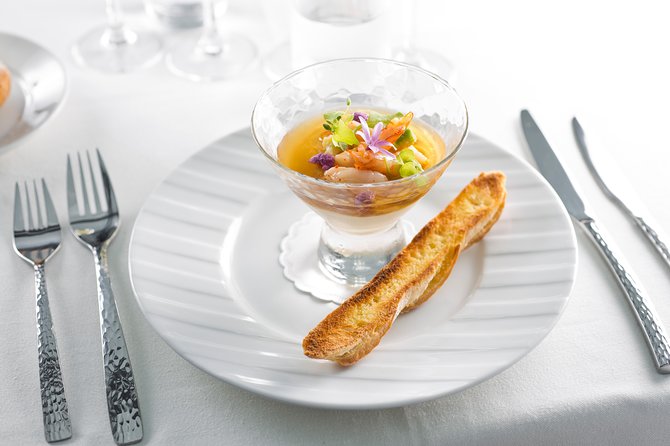 Bateaux Parisiens Seine River Gourmet Lunch & Sightseeing Cruise - Who should book this, and who might skip it