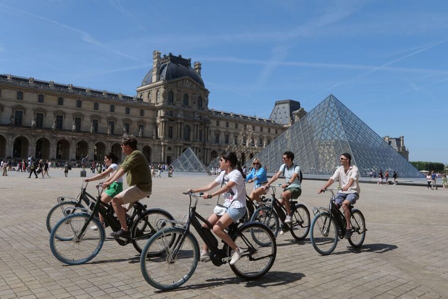 Discover Paris by bike - Louvre and Concorde: photo stops that still feel like a guided plan