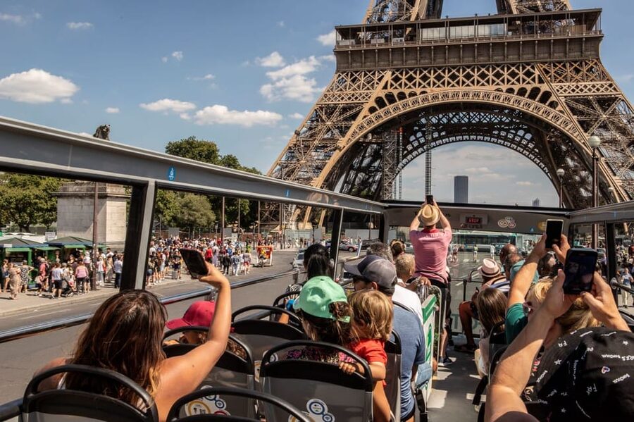 Disneyland Paris: Bus Sightseeing Tour in Paris - Notre-Dame and the Louvre: Seeing Them Without a Museum Marathon