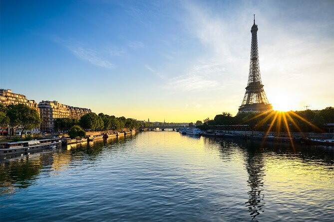 Early evening Dinner Cruise with drinks by Bateaux Parisiens - Drinks, Seating, and Window View Reality on a Glass Boat
