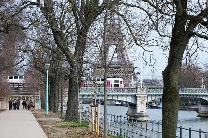 Eiffel Tower Private Tour with Summit Access - Summit Time: Panoramic Views, Photo Strategy, and Staying After the Guide