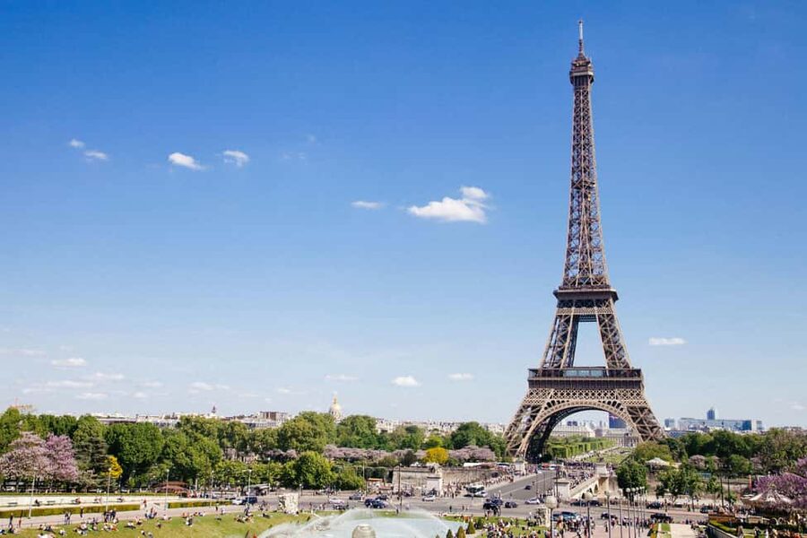 Eiffel Tower Reserved Access with Photoshoot stops - Passerelle Debilly: your first Eiffel Tower photo stop
