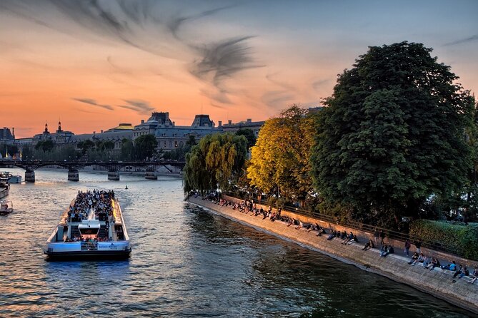 Eiffel Tower Summit Floor Entry & Illuminations Seine Cruise - How the host help can feel (good or not so good)