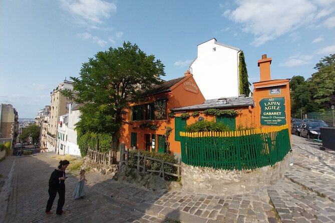 ESSENTIAL MONTMARTRE Walking Tour: the essential highlights+MORE! - Place du Tertre: Where Artists Work and You Watch Paris in Process