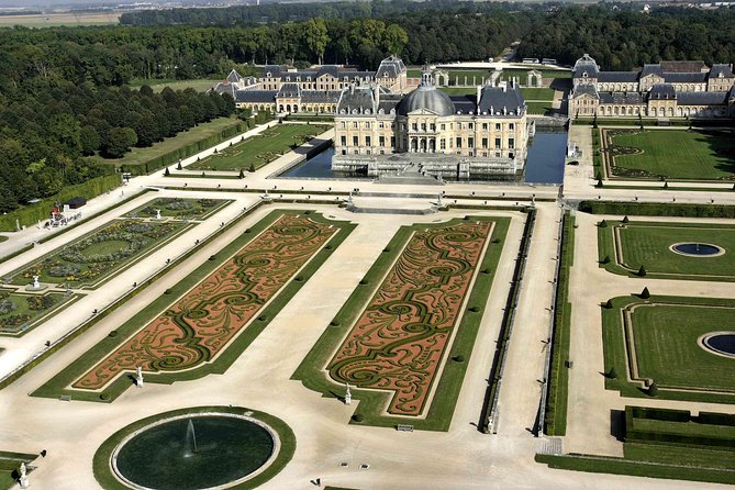 Fontainebleau and Vaux le Vicomte Chateaux Day Trip from Paris - Château de Fontainebleau: UNESCO rooms that lived through centuries