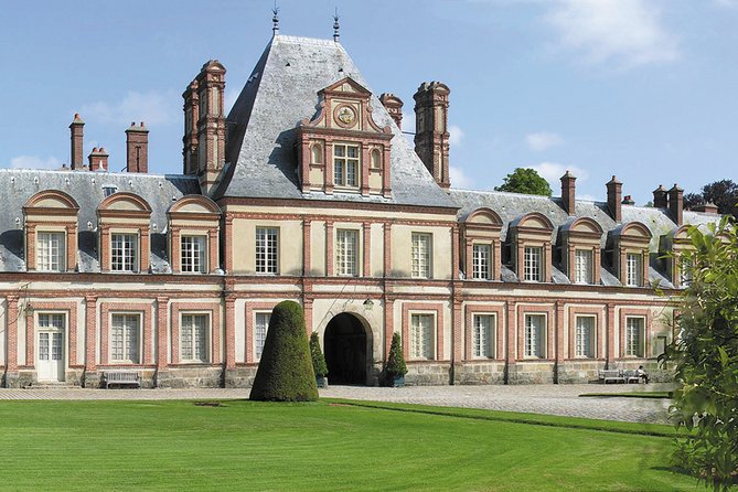 Fontainebleau Private Guided Tour: Half-Day Trip from Paris - Stop 1: Château de Fontainebleau, from the horseshoe staircase to royal apartments
