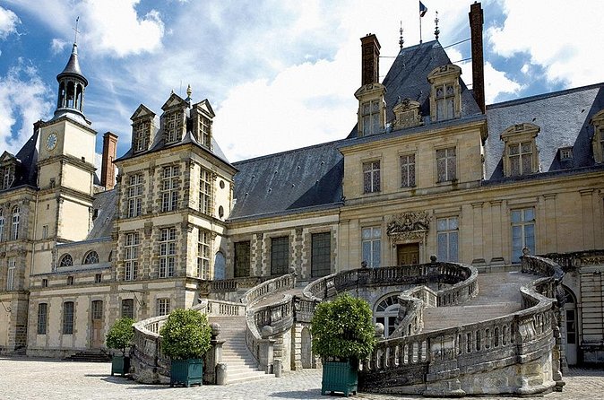 Fontainebleau Private Guided Tour: Half-Day Trip from Paris - Gardens and canals: Carp Pond, hedges, and the maze you can actually explore