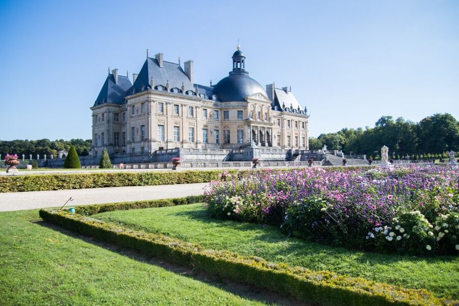 From Paris: Chateau de Fontainebleau & Vaux-Le-Vicomte Tour - Meeting at La Flamme and getting out of Paris fast