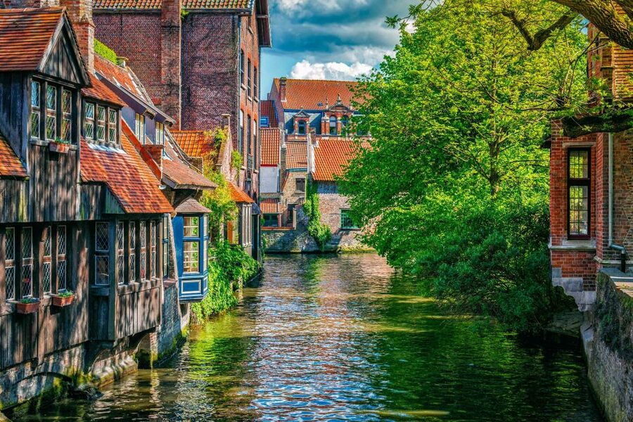 From Paris: Day Trip to Bruges with Optional Seasonal Cruise - Paris to Bruges in one day, what the long bus ride actually means