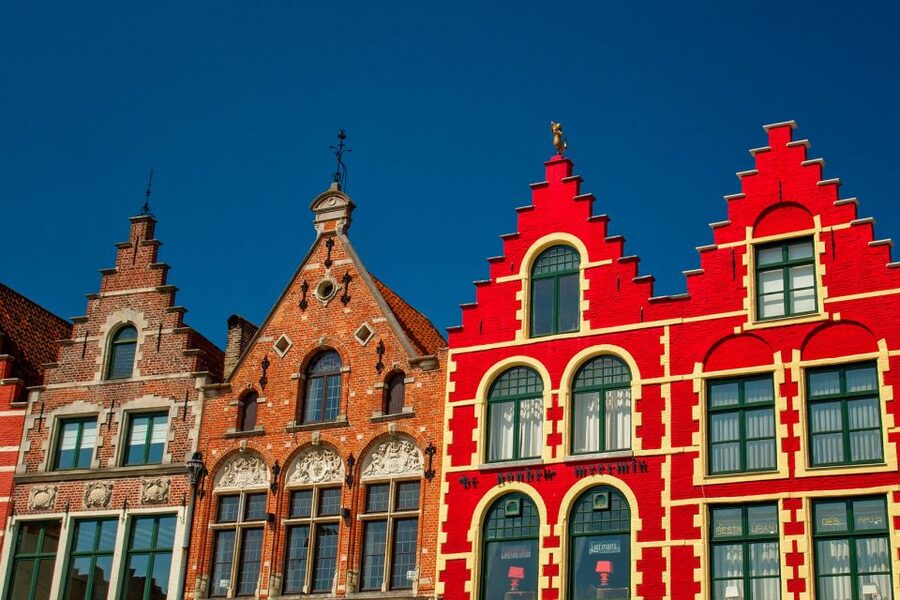 From Paris: Day Trip to Bruges with Optional Seasonal Cruise - Guides make the difference: what to look for when choosing the guided option