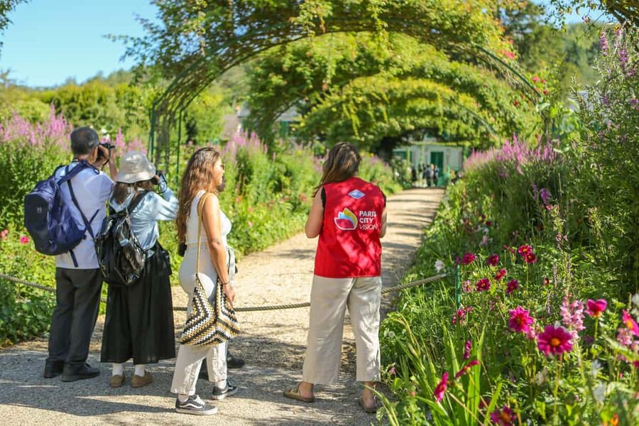 From Paris: Giverny Day Trip with Audio Guide or Live Guide - Guided tour vs audio guide vs going at your own pace