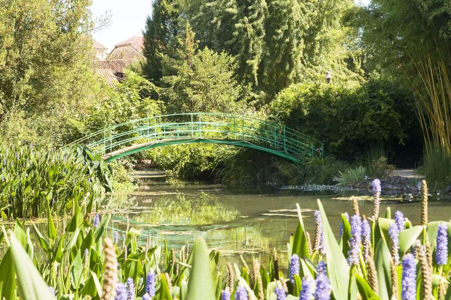 From Paris: Guided Day Trip to Monet's Garden in Giverny - Claude Monet’s tomb: the 15 minute ending that lands softly