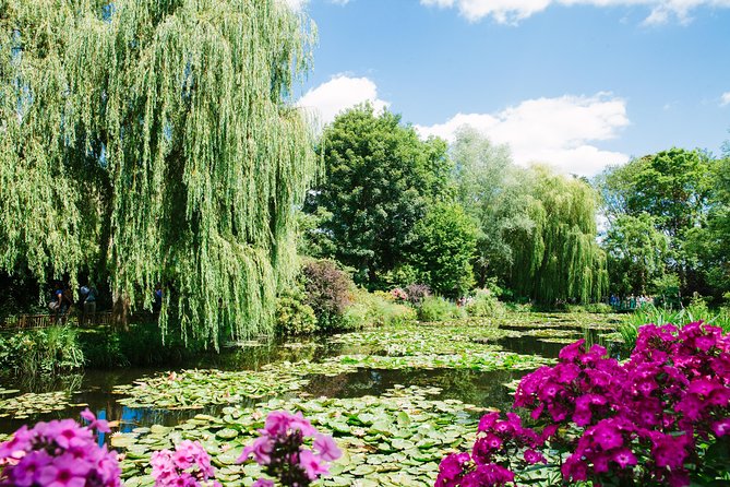 From Paris: Monet Gardens & Giverny Bike Tour with Picnic Stop - Guides on this tour: small touches that change the day