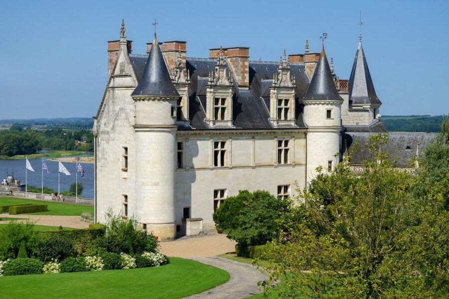 From Paris: Small-Group Loire Valley Castles Full-Day Tour - Château de Chambord: the royal showpiece, from roof details to the staircase trick