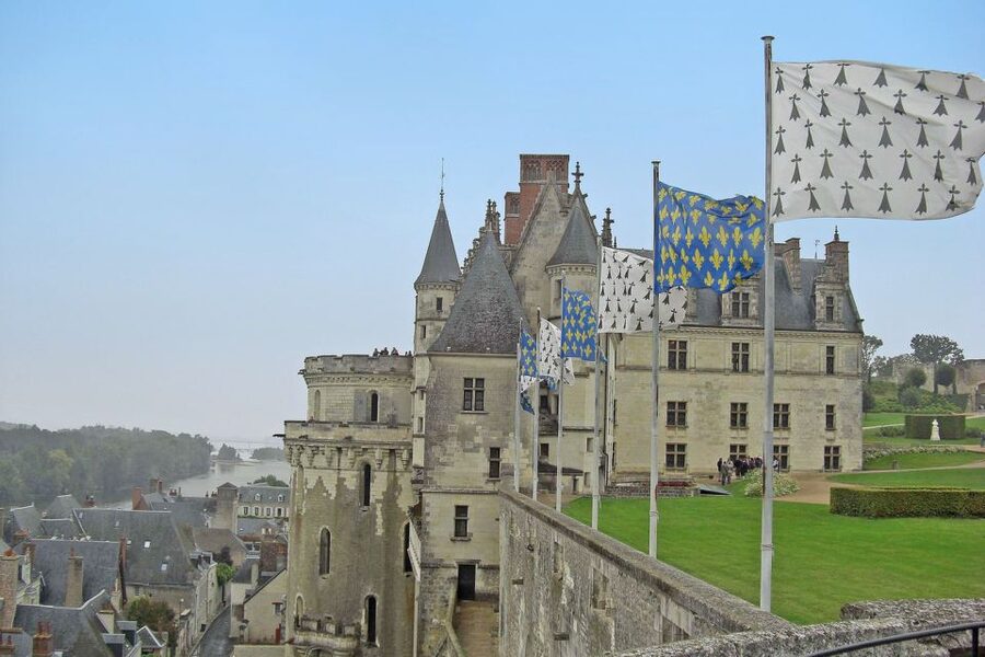 From Paris: Small-Group Loire Valley Castles Full-Day Tour - What your guide does, and what you do alone inside