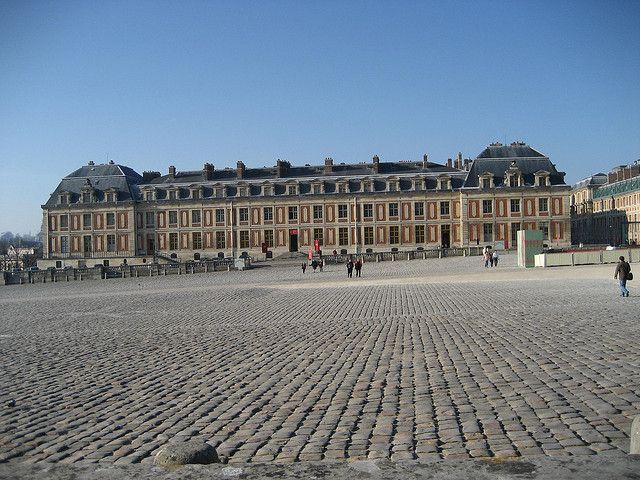 From Paris: Versailles Guided Tour by Deluxe Minibus - Priority entrance: what it changes when you arrive