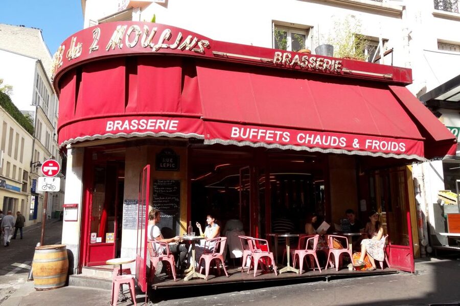 German private Walking Tour through Montmartre & Passages - Price and value for a 4-hour private German walk