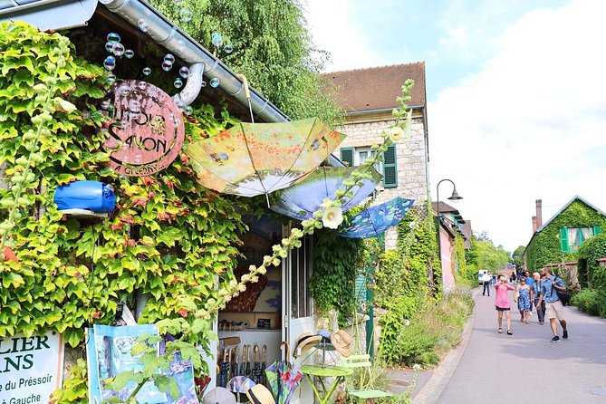 Giverny and Monet's Garden Half-Day Trip from Paris - How much is guided, and how much is on your own?