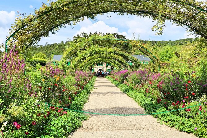 Giverny and Monet's Garden Half-Day Trip from Paris - Van comfort, meeting point, and small-group vibes that matter