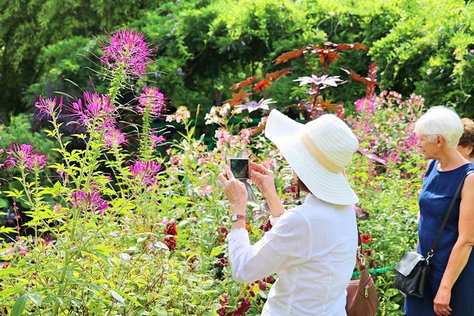 Giverny and Monet's Garden Half-Day Trip from Paris - Crowds and best timing: when your photos will thank you