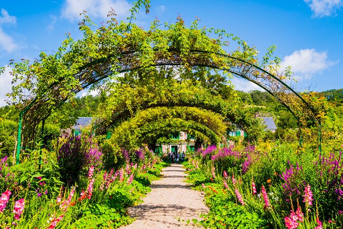 Giverny and Versailles Day Tour in a very small groupe from Paris - Fourges lunch stop: a local break before Versailles