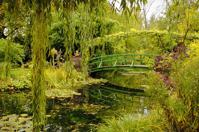 Giverny Half Day Guided Trip with Monet's House & Gardens from Paris by minivan - The Japanese Bridge and the water-lily pond: the photo stop that connects to Nymphéas