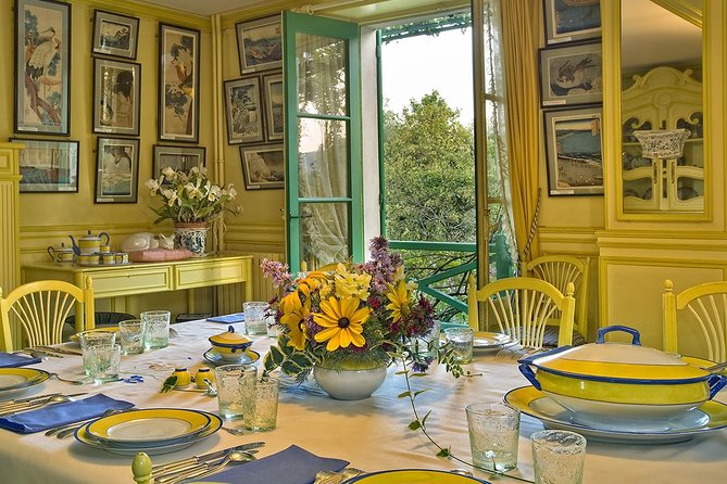 Giverny Half Day Guided Trip with Monet's House & Gardens from Paris by minivan - The driver-guide experience: why the ride can matter as much as the rooms