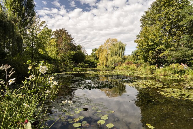 Giverny Monet's Gardens Entrance Ticket with Transport from Paris - Lily pond photos: the season matters more than you think
