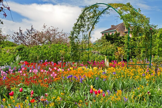 Giverny Monet’s Home and Gardens Half Day Tour from Paris - How the bus ride and guide commentary change the experience