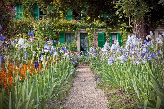 Giverny Private Trip with Monet's House, Gardens & Impressionism Museum - Stop 1 in Giverny: a short orientation before the main site