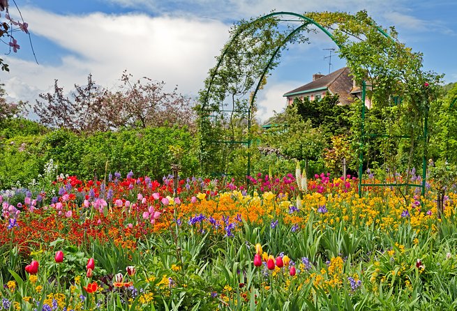 Giverny & Versailles Audio Guided Day Trip with Lunch from Paris - Lunch in Giverny: a real 3-course reset, not a rushed bite