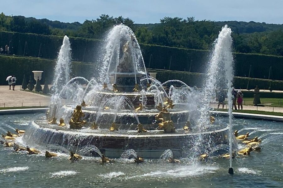 Giverny Versailles Trianon Small Group by Minivan from Paris - The Versailles transfer: guided context on the way