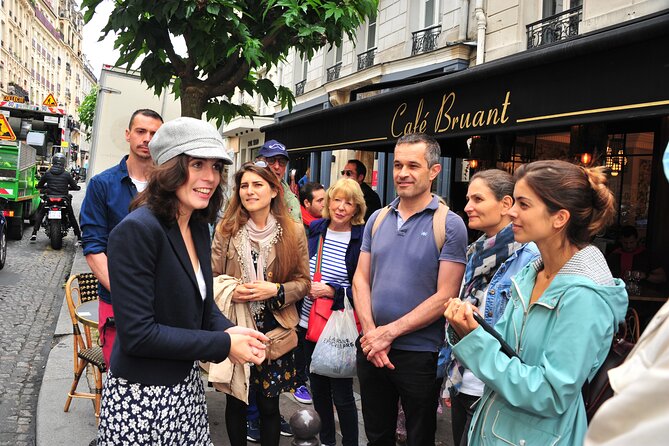 Guided tour of Montmartre in songs with a professional - A pink-house photo moment and the vineyard that cools things down