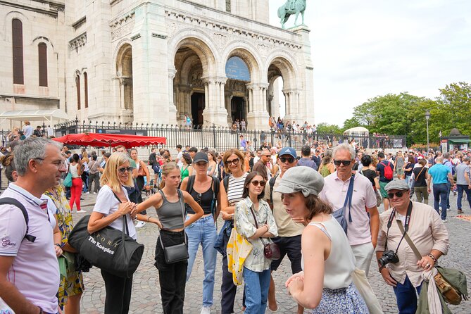 Guided tour of Montmartre in songs with a professional - Cabaret streets and Au Lapin Agile, where the neighborhood tells stories