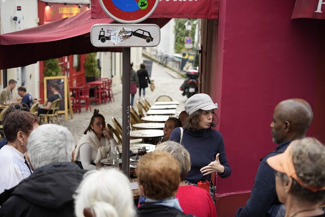 Guided tour of Montmartre in songs with a professional - Place du Tertre and the portrait pause