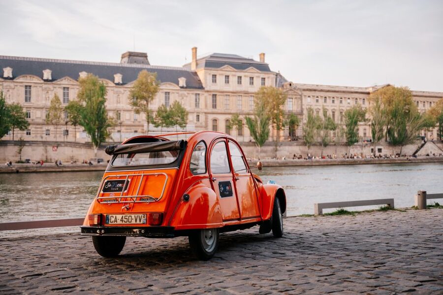 Guided Tour of Paris in Citroën 2CV - Eiffel Tower and Arc de Triomphe: the timing matters