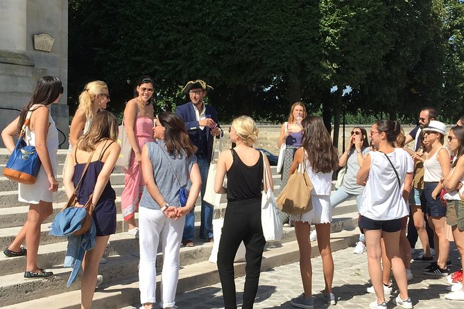 Historical treasure hunt in the city of Versailles - Entering the game near the Louis XIV equestrian statue