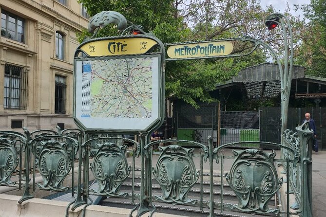 Île de la Cité Guided Tour & assistance Notre Dame entrance - Shakespeare and Company: a break that resets your brain