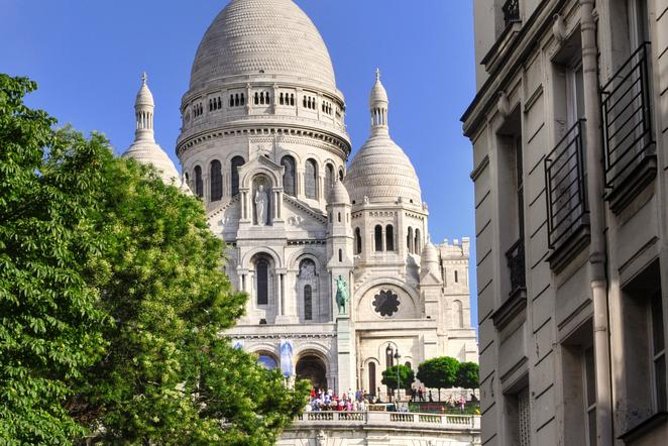 Impressionist Paris: d'Orsay & Montmartre Exclusive Guided Tour - Extra stops that add texture: vineyards, cabarets, and artist gathering spots