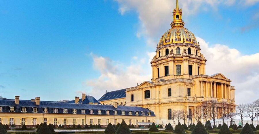 Invalides Museum - WWI & WWII - Guided Tour up to 8 guests - Entering the Invalides Courtyard, Where Louis XIV’s Plan Still Shows
