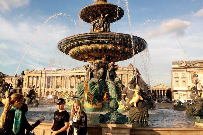 Kickstart Paris Private Tour. City Highlights for Newcomers - Saint-Germain-des-Prés and Pont des Arts: old debates, romance at water level