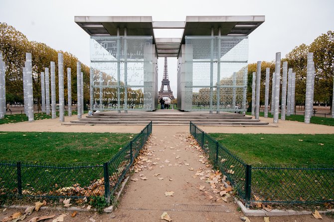 Kickstart Paris Private Tour. City Highlights for Newcomers - Eiffel Tower finale: what you get in 15 minutes