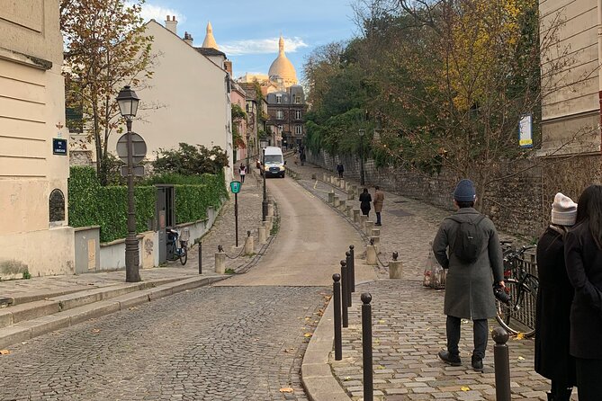 -Kids friendly- Eat, play, love Montmartre: 3H Walking Food Tour - Rue de l’Abreuvoir and the paved alley vibe