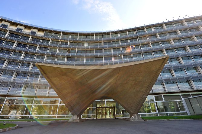 Les Coulisses DE UNESCO - Art on the route: Calder, Picasso, and Giacometti in context