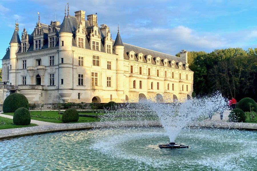 Loire Valley Castles: Chenonceau, Amboise & Da Vinci Trip - Chenonceau Over the River Cher: Why the Gardens Steal the Show